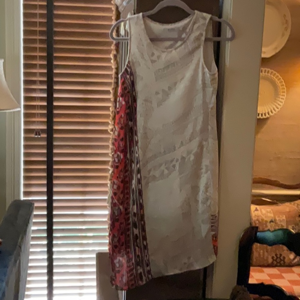 This is  BEAUTIFUL dress.  It has an asymmetrical overlay on front of dress.
